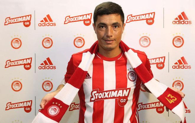 Oscar Cardozo con su nueva camiseta.