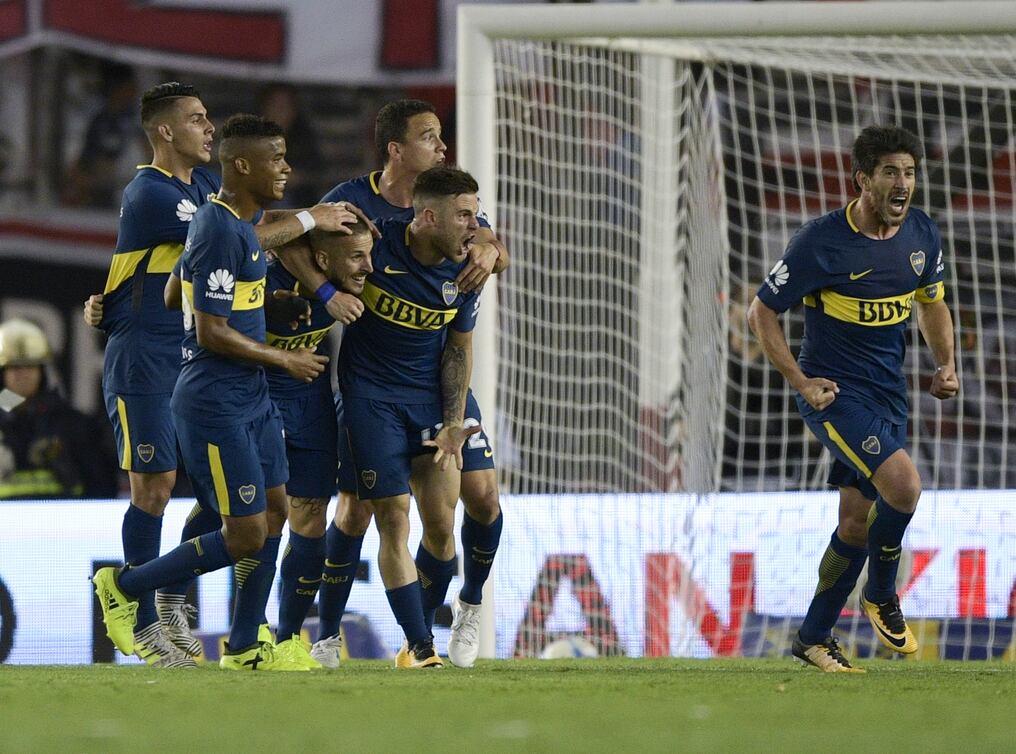 Así festejaron los xeneizes el gol de Nahitan Nandez (c), el gol que volvió a poner a Boca en ventaja. Foto: AFP.