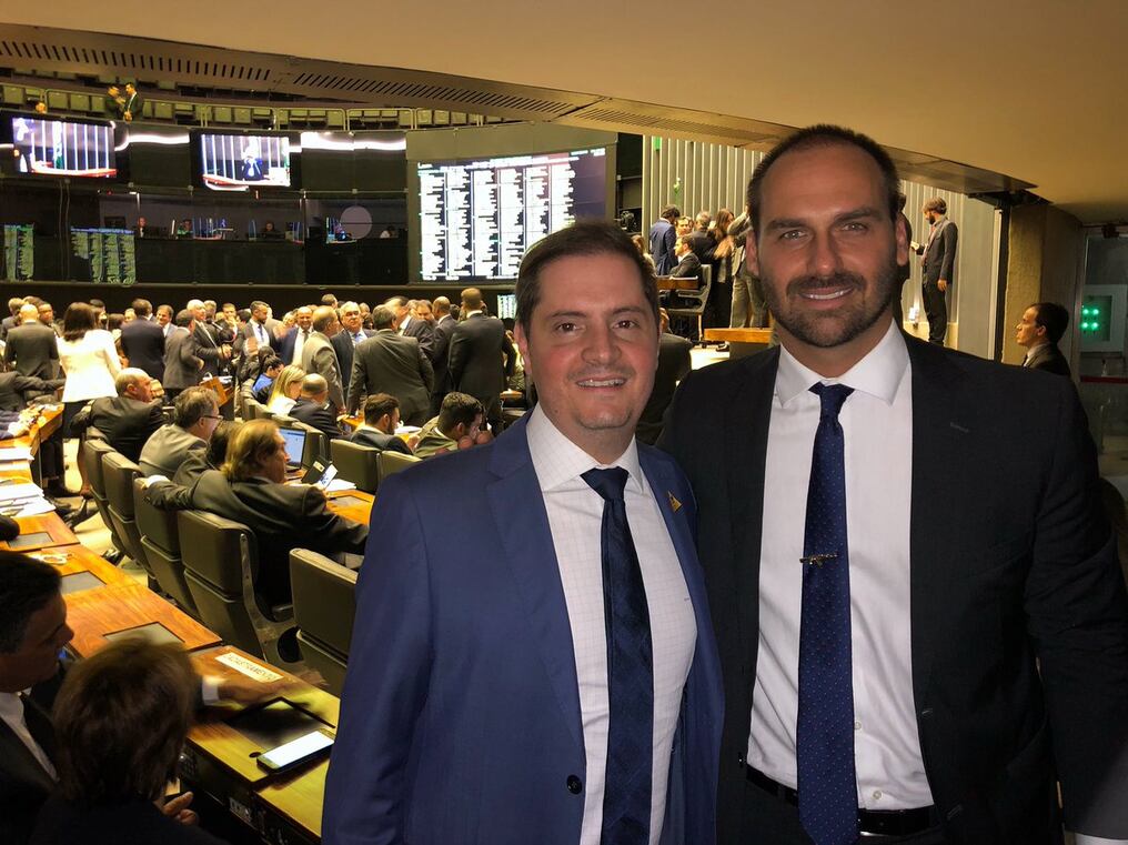 Eduardo Bolsonaro y el Secretario Especial de Previdencia y Trabajo Bruno Bianco. Foto:  ‏Cuenta verificada  @BolsonaroSP