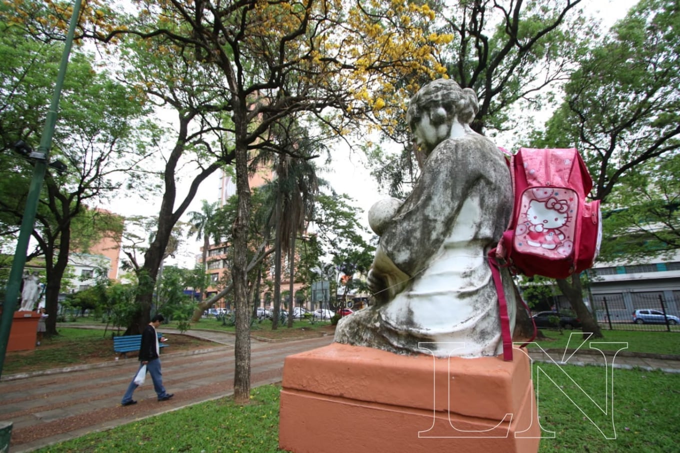 La Madre, estatua de la Plaza Uruguaya, está incluida en la intervención realizada en los espacios públicos. Foto: Fernando Riveros.