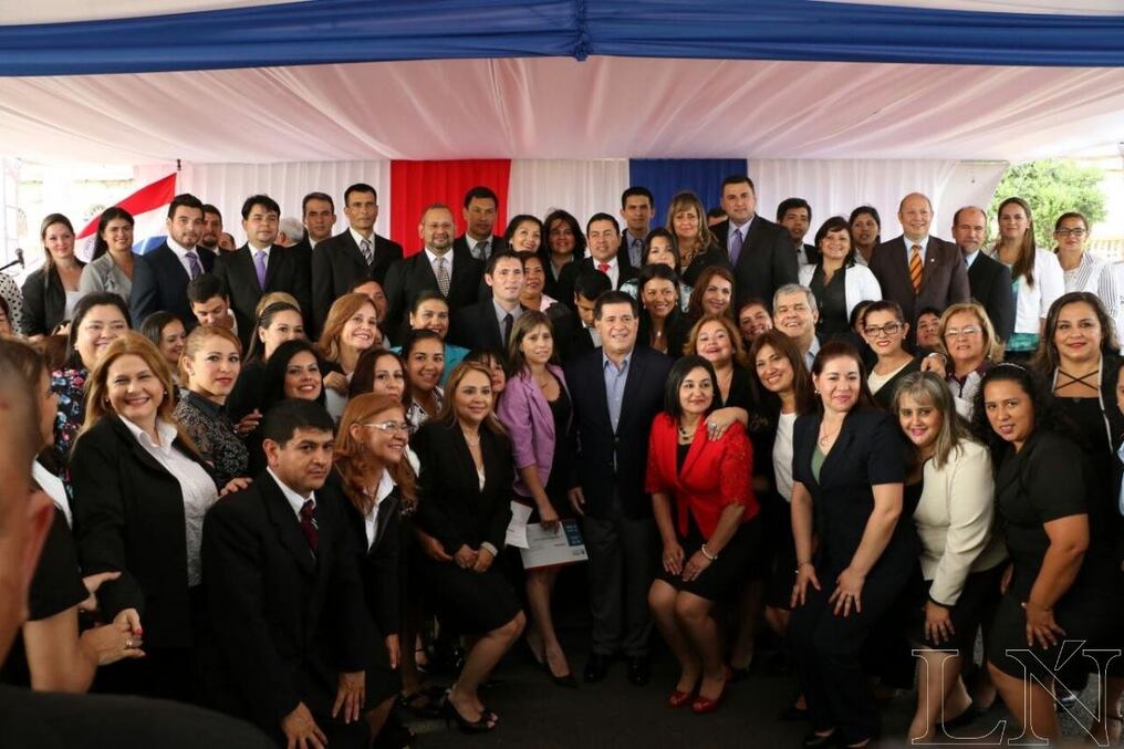 Beneficiados del Programa BECAL, con el presidente Cartes. Foto Archivo: Christian Meza.