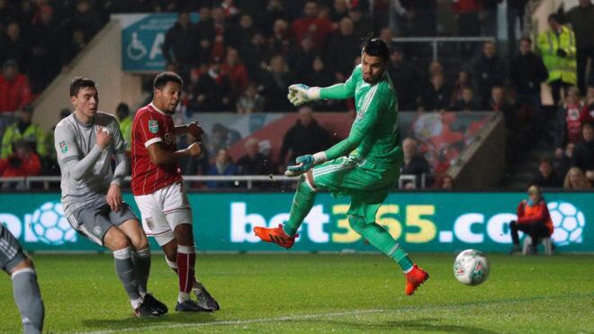 Smith ya sacó el remate para vencer al golero argentino Sergio Romero y darle el triunfo al Bristol City de la segunda división.