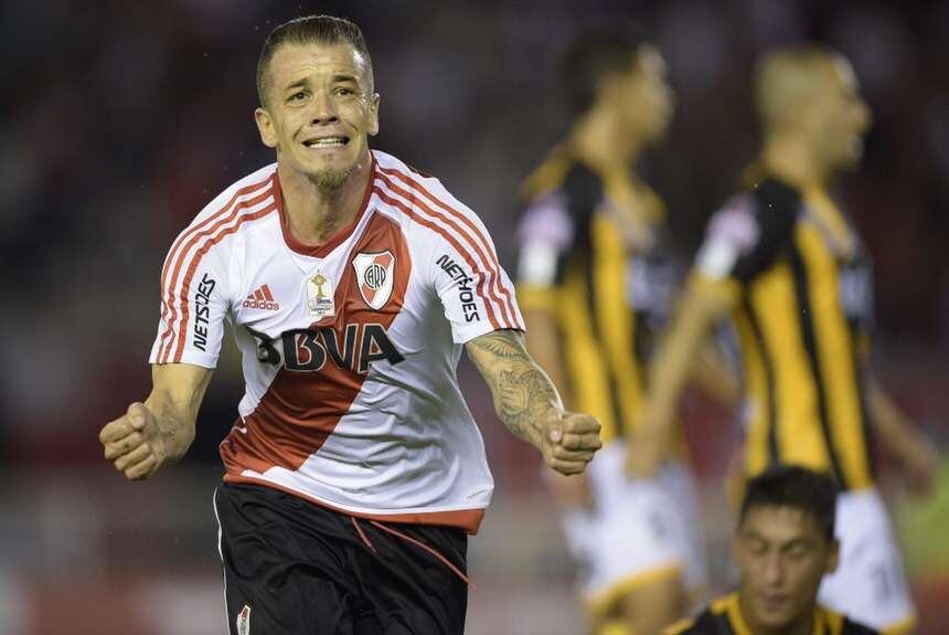 Andrés D'Alessandro festeja su gol para Ríver Plate.