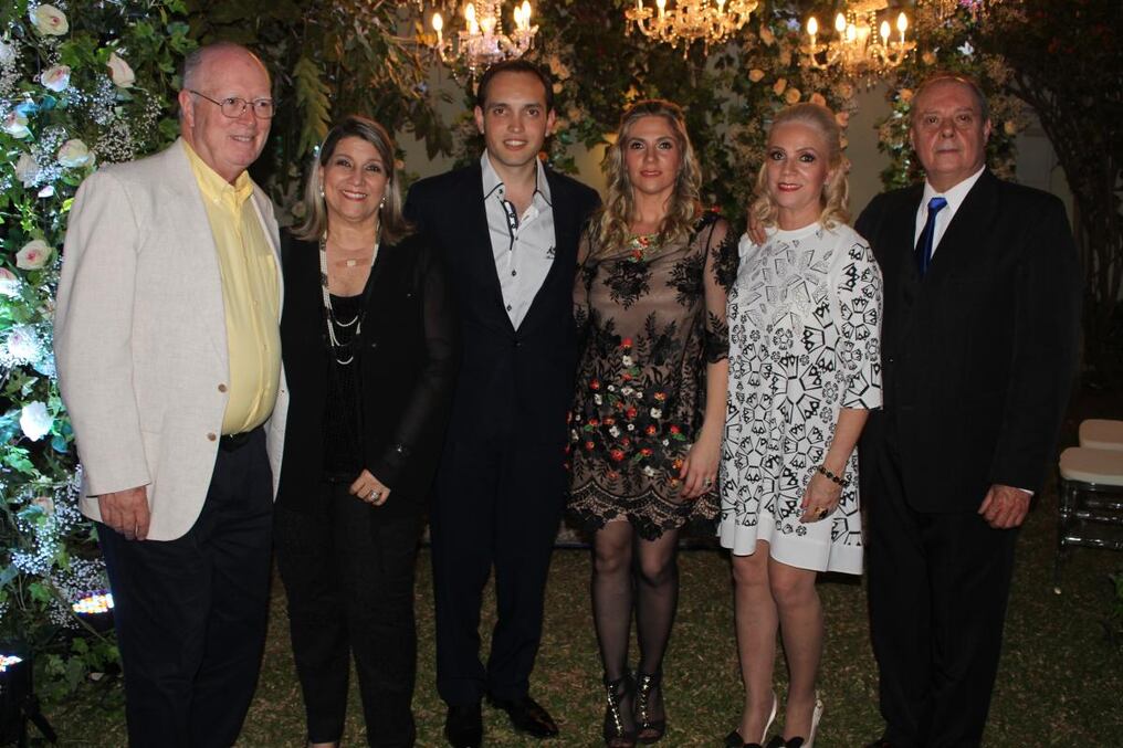 Fueron padrinos de este enlace: Horacio Lane y Desirée Grillón; Patricia Irene Varesini y Ramón Martí, quienes posan con los recién casados. 