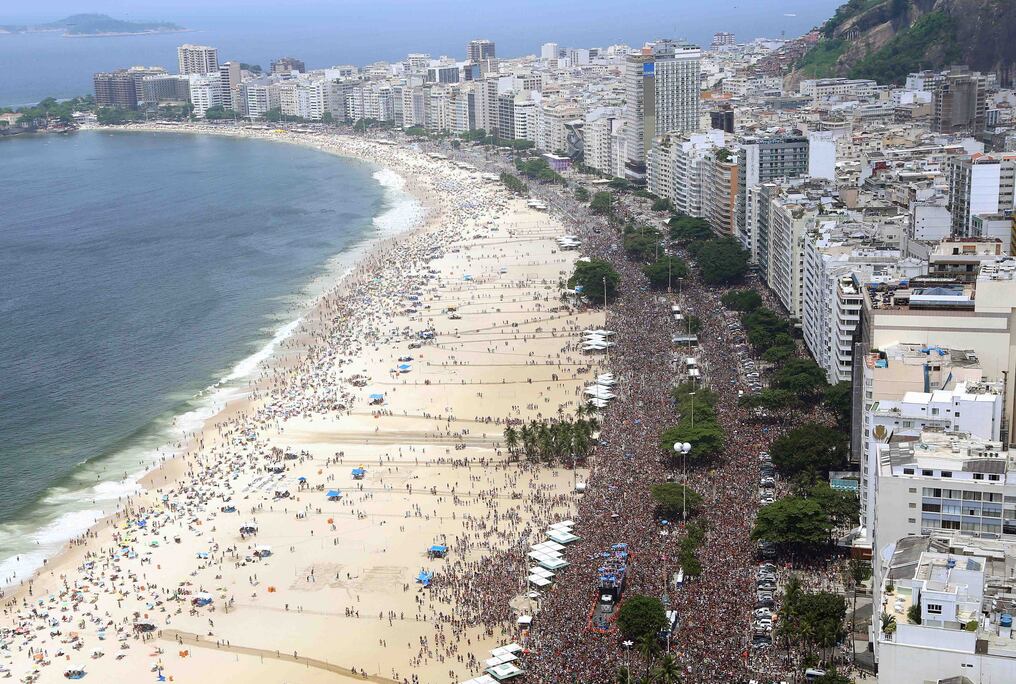 General view of revelers enjoying the "A Favorita" carnival band parade on Copacabana Beach, Rio de Janeiro, Brazil, on February 6, 2016. Though Brazil's carnival will reach a fever pitch Sunday with Rio's flamboyant float competition, Brazilians have already started banging drums, dancing and singing in the sultry streets of Rio and across the country before the official start of what Brazilians dub "The Greatest Show on Earth."  AFP PHOTO/FERNANDO MAIA / AFP / FERNANDO MAIA