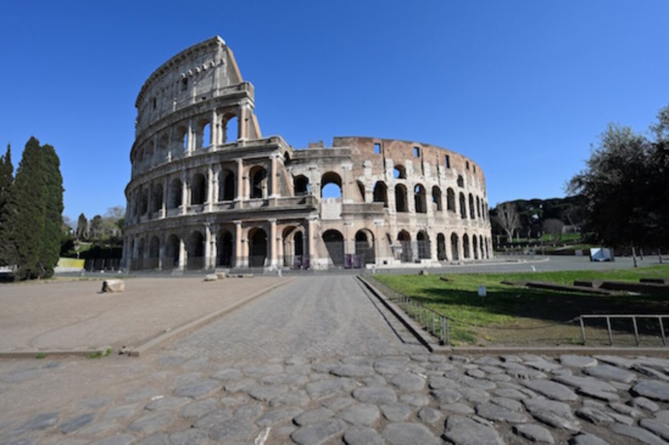 Una vista general muestra una zona desierta junto al monumento del Coliseo en Roma durante el cierre del país destinado a detener la propagación de la pandemia de COVID-19.FOTO:AFP