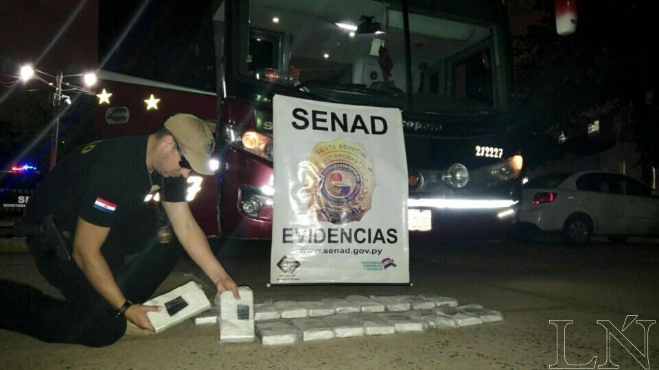Agentes de la Senad proceden a la incautación de la droga.