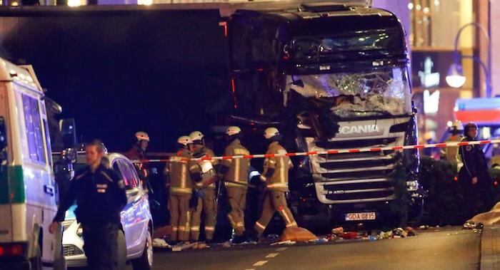 El camión incrustado en el mercado navideño de Berlín. Nueve muertos y decenas de heridos graves. Foto: AFP. 
