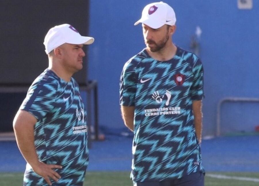 El DT Fernando Jubero (izq.) y Carlos Aitor García conversando durante la práctica en la Olla.FOTO:PÁNFILO LEGUIZAMÓN