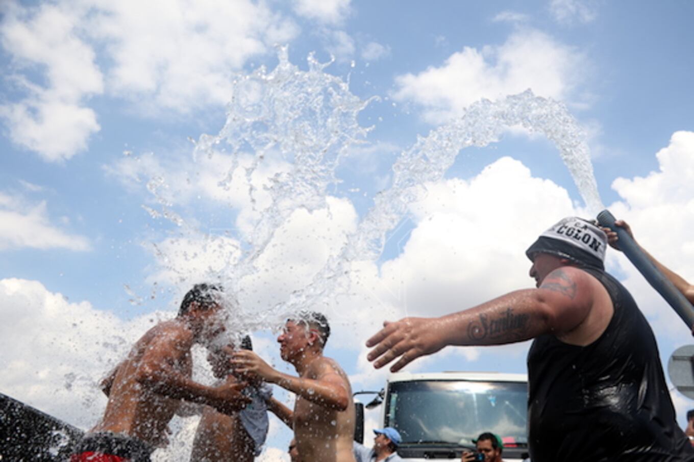 Para aplacar el intenso calor no hay mejor que echarse abundante agua. Los bomberos colaboran con los visitantes.FOTO:FERNANDO RIVEROS