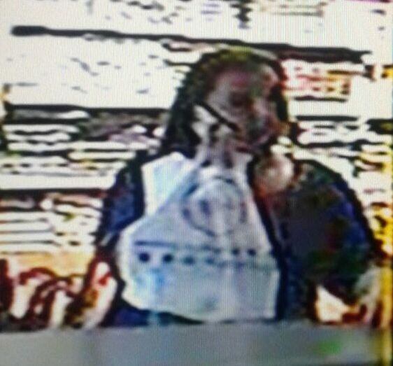 La mujer acusada de robo de mercaderías en "Feria Asunción". Captura de pantalla