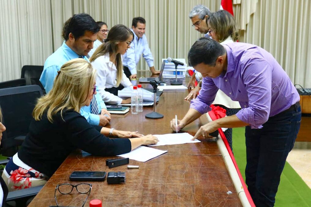 Acto de apertura de sobres para la futura obra de la Costanera Sur de Asunción. Foto: MOPC
