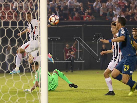 Este golazo de “Tacuara” Cardozo abrió la esperanza a poco del inicio, pero las distracciones defensivas pesaron.FOTO: CARLOS JURI