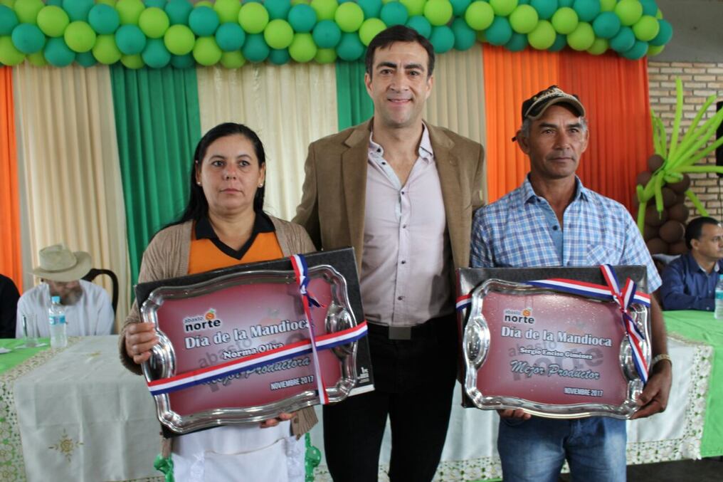 El ministro de Agricultura y Ganadería, Marcos Medina, con los ganadores de la Fiesta Nacional de la Mandioca, Norma Oliva, de Vaquería, Caaguazú, y Sergio Enciso, de Caapiibary, San Pedro. Foto: MAG.