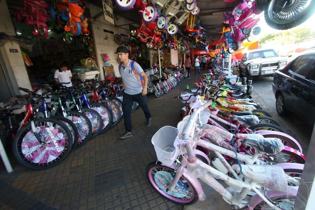 Las bicicletas nunca pasan de moda y son ofrecidas de todos los tamaños a precios especiales por la fecha.FOTO: PÁNFILO LEGUIZAMÓN