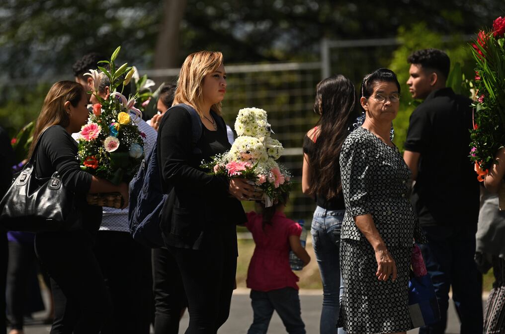 La gente asistió al funeral del migrante salvadoreño Oscar Martínez y su hija Angie Valeria, de casi dos años de edad, quienes se ahogaron mientras intentaban cruzar el Río Bravo de México a Estados Unidos, en el cementerio La Bermeja en San Salvador el 1 de julio de 2019. Foto: Marvin RECINOS / AFP.