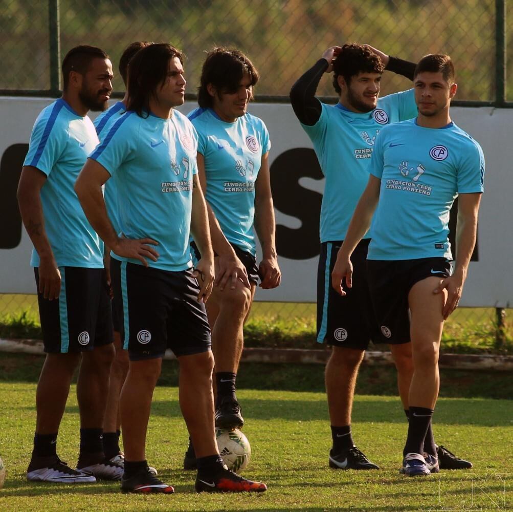 Pereira, Beltrán, Oviedo, Ortigoza y Rodrigo Rojas (izq. a der.) durante uno de los últimos entrenamientos.