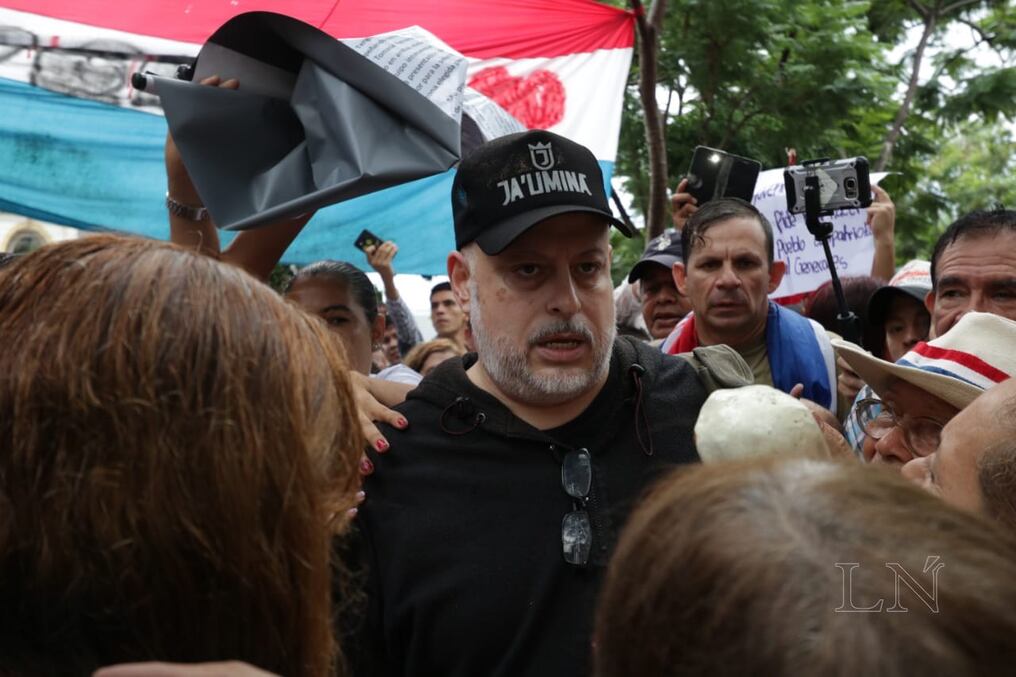 El senador Paraguayo Cubas esta mañana se moviliza entre los miles de manifestantes que se encuentran esta mañana frente a la sede del Congreso Nacional. FOTO: NADIA MONGES,