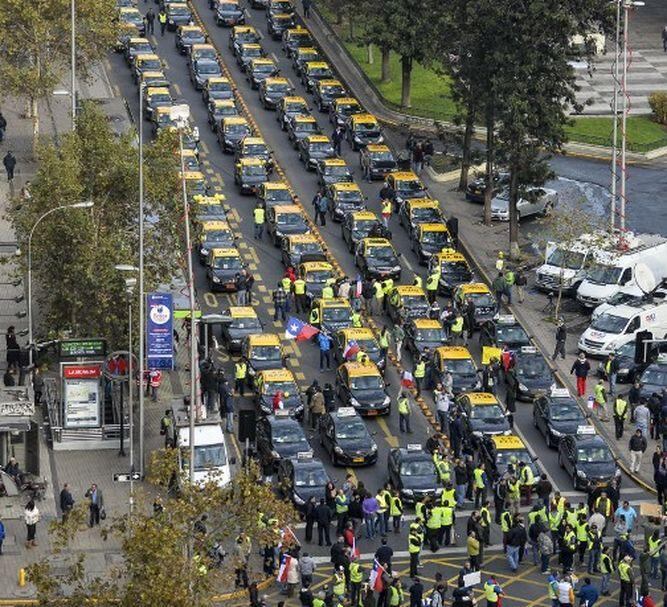 Miles de taxistas salieron ayer a las calles de Santiago para protestar contra Uber.