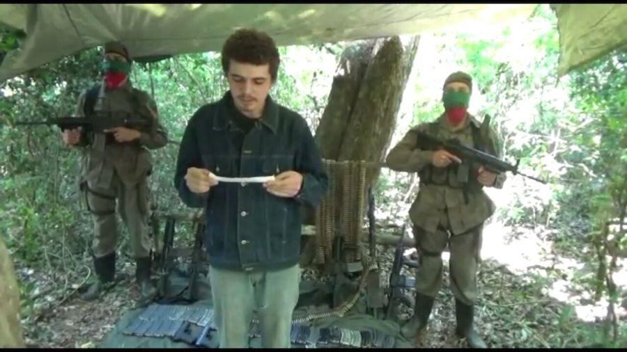 Captura de pantalla del video enviado por el EPP, donde se ve al joven Wiebe leyendo las exigencias de sus captores.
