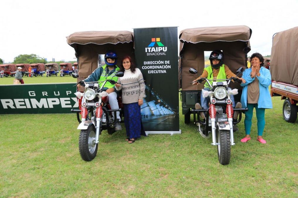 Varias familias de la ciudad de Asunción fueron beneficiadas con la entrega de los motocarros.