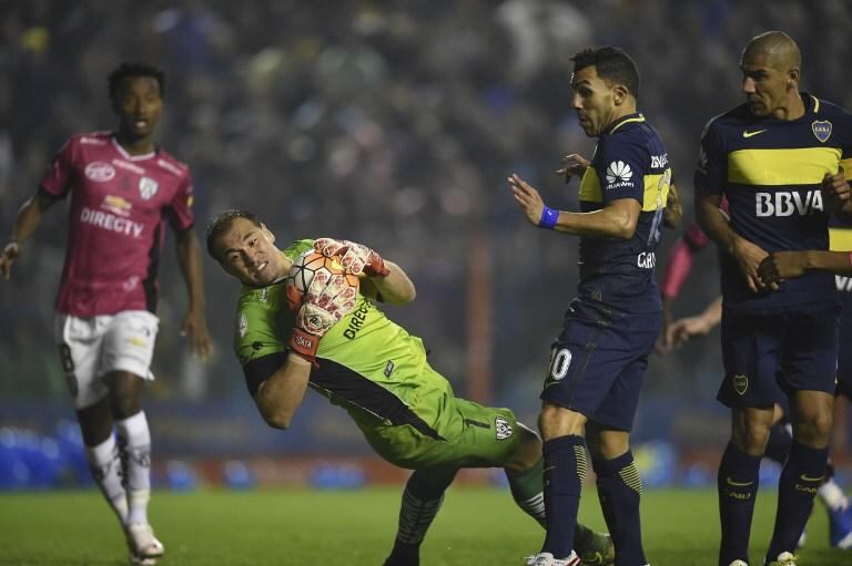 Figura en el Monumental, figura en La Bombonera, Azcona es amo y señor del fútbol argentino. Foto: AFP.