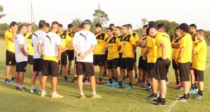 El cuerpo técnico liderado por Daniel Garnero dialoga con el plantel en Tobatí.
