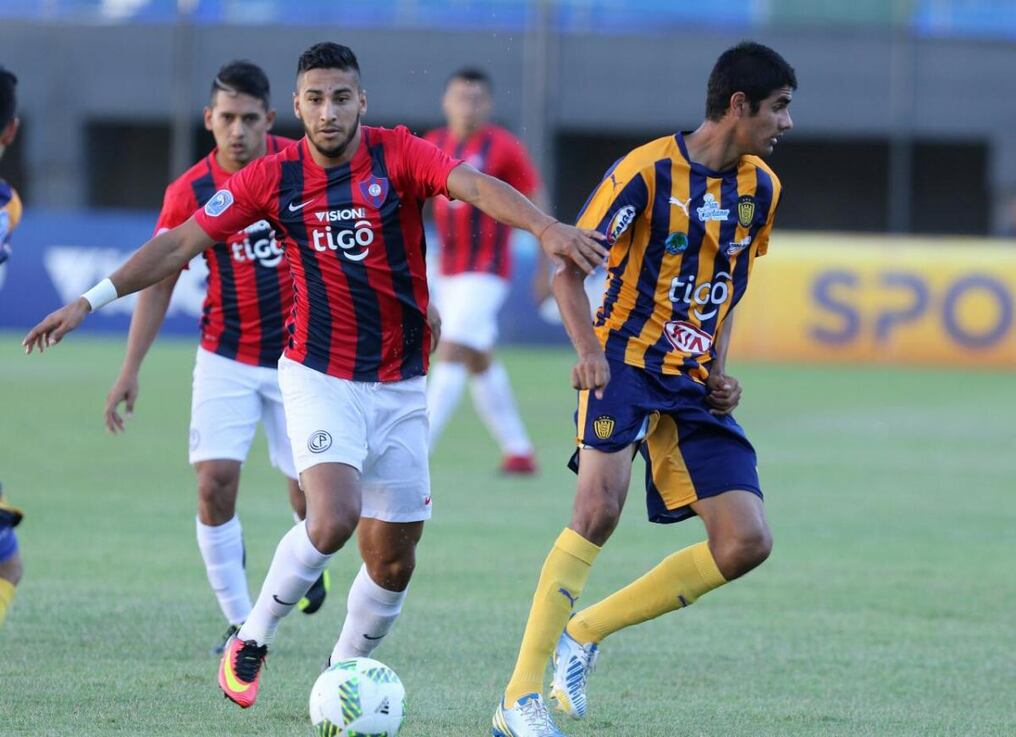 Cecilio Domínguez busca generar un avance para Cerro Porteño ante el Luqueño. Foto: Antonio Acosta