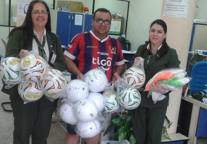 Las pilas se canjean por kits de deportes y cupones para el sorteo de noviembre.