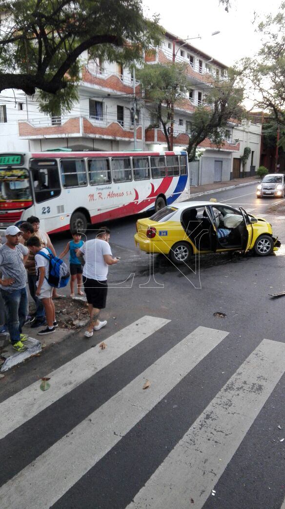 El accidente se registró en las calles Nstra. Señora y Rodríguez de Francia de la ciudad de Asunción. Foto: Yesica Vera.
