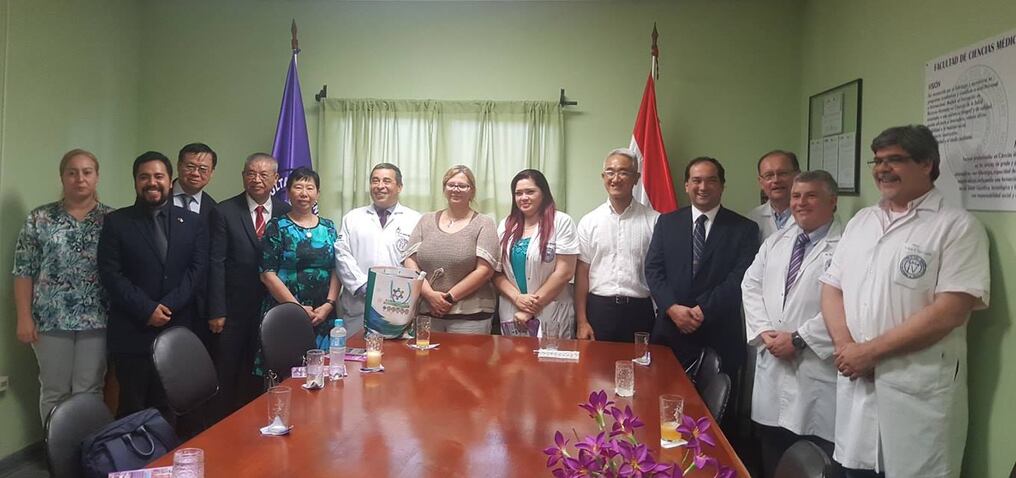 Autoridades de la Facultad de Ciencias Médicas de la Universidad Nacional de Asunción (UNA) y el Hospital de Clínicas recibieron la visita de la Prof. Dra. Kuan, presidenta del Colegio Internacional de Cirujanos, quien arribó al país con una importante comitiva de profesionales médicos de Taiwán, Guatemala y Polonia.