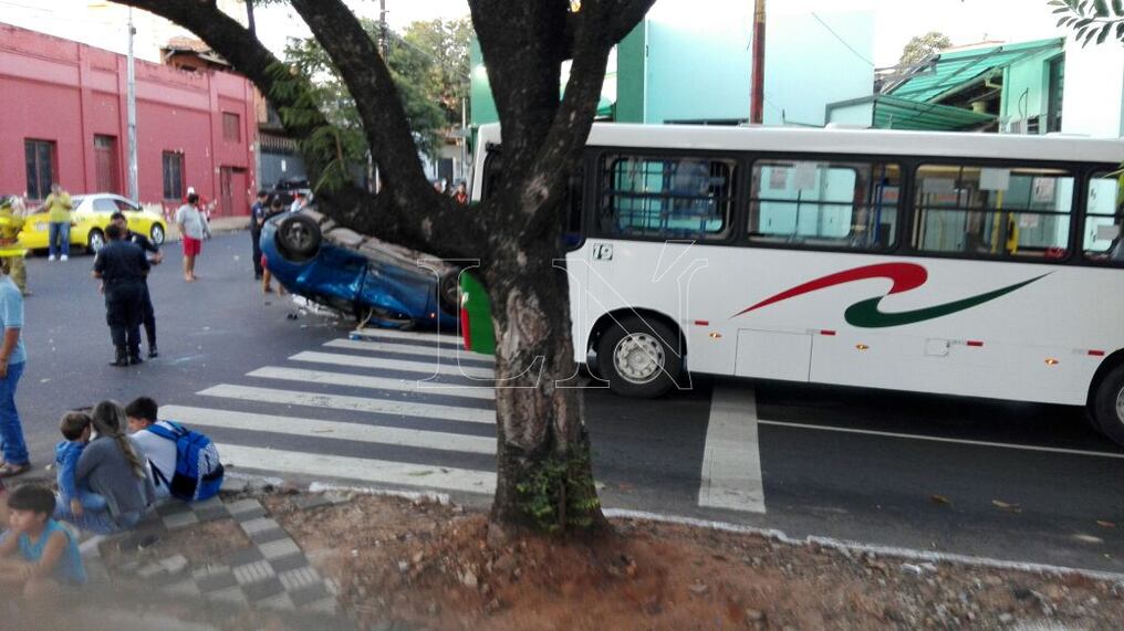 Un automóvil volcó luego de chocar contra un taxi y rebotar por un colectivo. Foto: Yesica Vera.