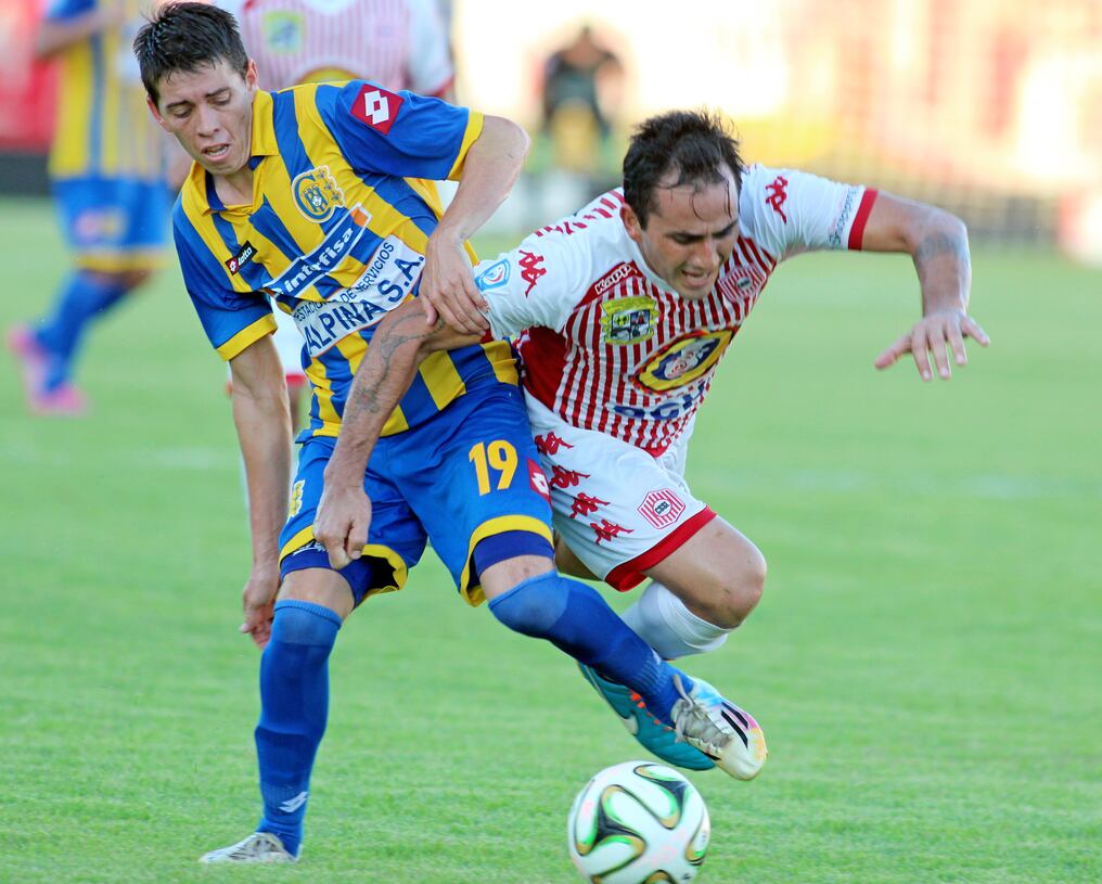 El volante capiateño Gustavo Romero traba el balón ante la marca de Héctor Sosa de San Lorenzo. Fue ayer en Capiatá. 