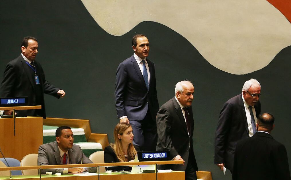 La delegación palestina se reitra de la sede de la ONU tras la votación por el rechazo a la postura asumida por Estados Unidos sobre Jerusalén. AFP