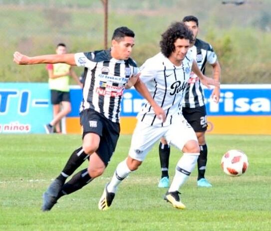 Blas Cáceres, uno de los volantes regulares de Libertad, disputa la pelota con Blas Díaz. Fue en el
partido de ida.
