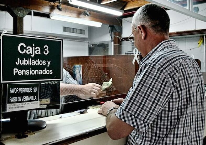 La cartera económica prevé desembolsar poco más de G. 4.010 millones para un total de 107 beneficiarios. Desde el pasado 20 de abril los jubilados iniciaron el retiro de su correspondiente tarjeta de débito para el cobro de sus haberes. Foto Gentileza.