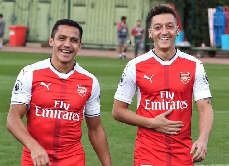 Alexis Sánchez y Mesut Özil se quedan en el Arsenal, lo aseguró el actual DT Arsene Wenger.