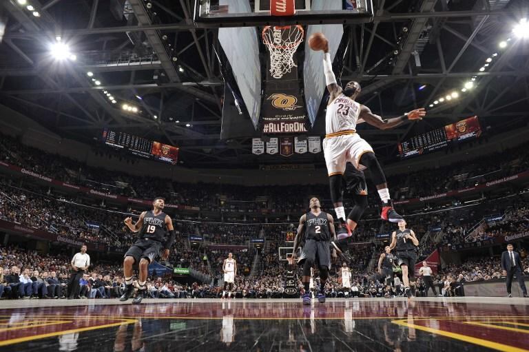 "King" James estuvo más que inspirado frente a los Suns. Foto: AFP.