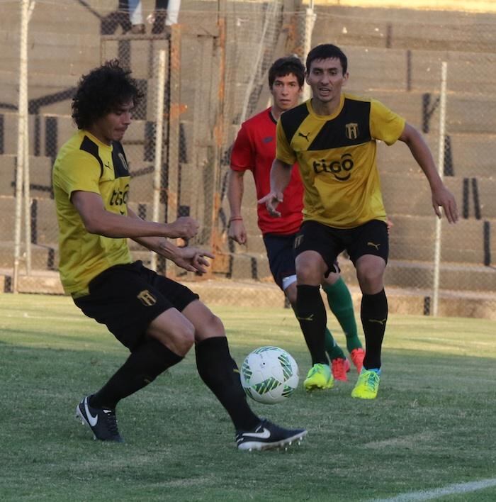 Nery Bareiro (Izq.) ocupará el puesto del suspendido Cabral en la defensa aurinegra para el juego ante los solenses.