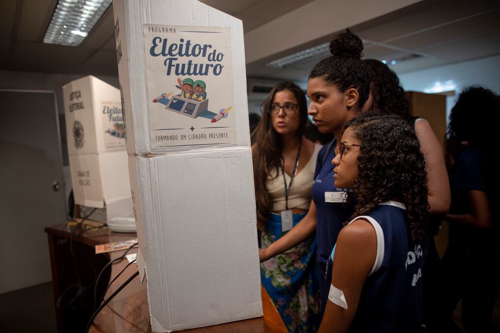 Los votantes jóvenes, que acudirán a las urnas por primera vez en las elecciones presidenciales del 7 de octubre, aprenderán a usar las boletas electrónicas, después de asistir a una conferencia sobre el sistema electoral brasileño en el Tribunal Regional Electoral de Río de Janeiro, Brasil, el 26 de septiembre de 2018. Foto: Mauro Pimentel / AFP