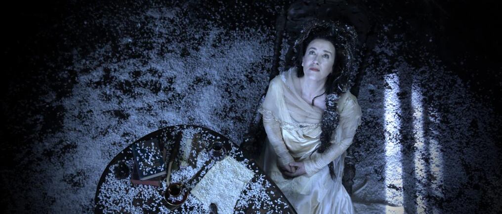 La destacada actriz irlandesa Maria Doyle-Kennedy interpreta a Eliza Lynch.