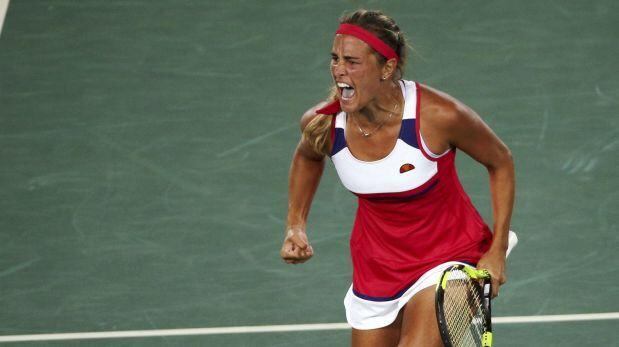 Mónica Puig celebra su triunfo y la obtención de la medalla de oro.
