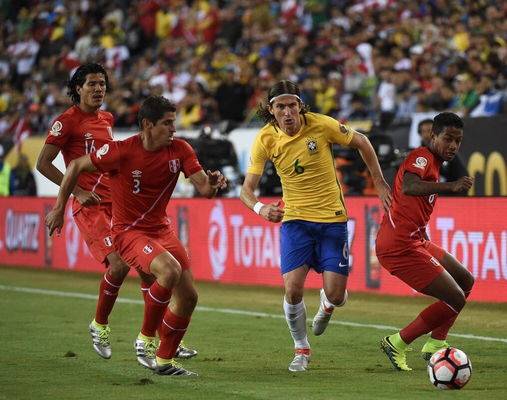 Filipe Luiz de Brasil enfrenta la marca de Aldo Corzo de Perú.