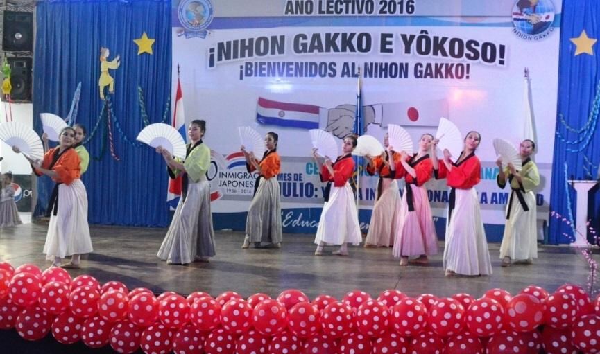 Se celebran grandes festivales de Tanabata en muchos lugares de Japón,
principalmente en centros comerciales y calles, que se decoran con grandes y coloridos banderines. 