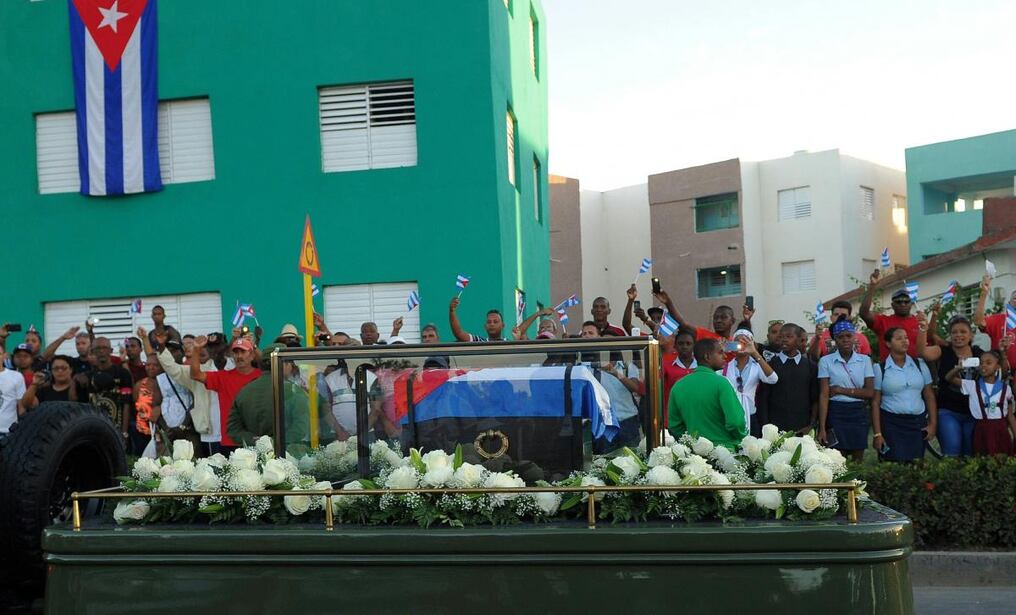 La última caravana de las cenizas de Fidel Castro, antes de llegar al cementerio de Santa Ifigenia, en Santiago de Cuba. AFP.