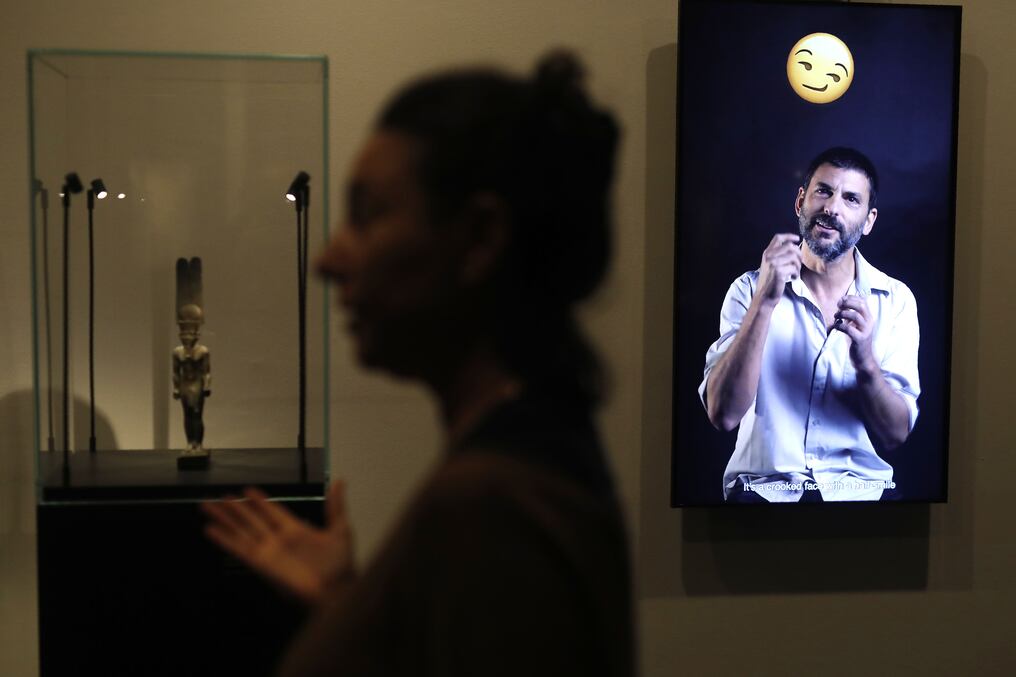 La curadora Shirly Ben-Dor Evian presenta la exposición "Emoglyphs: Picture-Writing from Hieroglyphs to the Emoji" en el Museo de Israel en Jerusalén, el 19 de diciembre de 2019. - La exposición, abierta hasta finales de 2020, tiene como objetivo transmitir la importancia de la antigüedad jeroglíficos para audiencias modernas pegadas a sus teléfonos mediante el uso astuto de emojis, al comparar los pictogramas de la antigüedad con los de hoy. Foto: MENAHEM KAHANA / AFP.