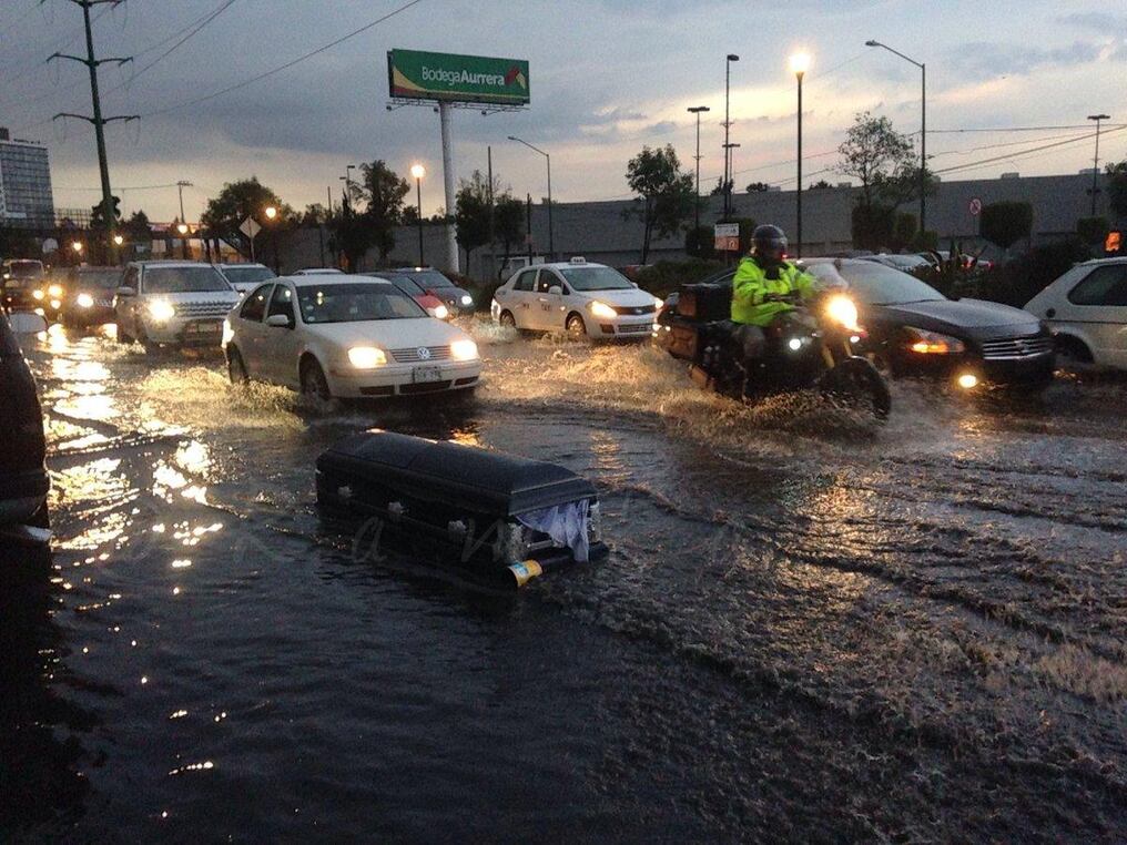 El ataúd fue arrastrado por el raudal en una avenida de México. Foto: @RamkarC