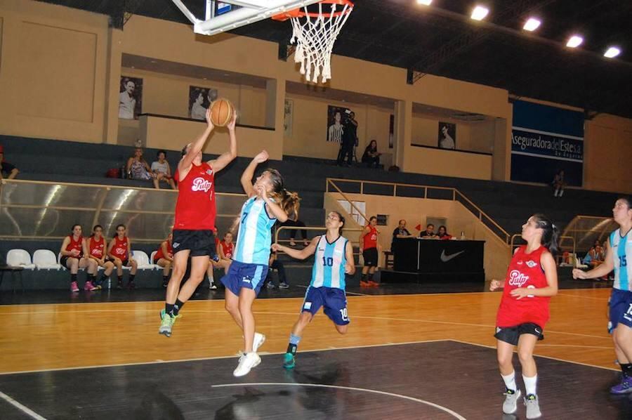 Karina Vega (lanzando) y Johanna Ghiringhelli (10), son las grandes ausentes en la selección paraguaya. Foto: Prensa CPB.