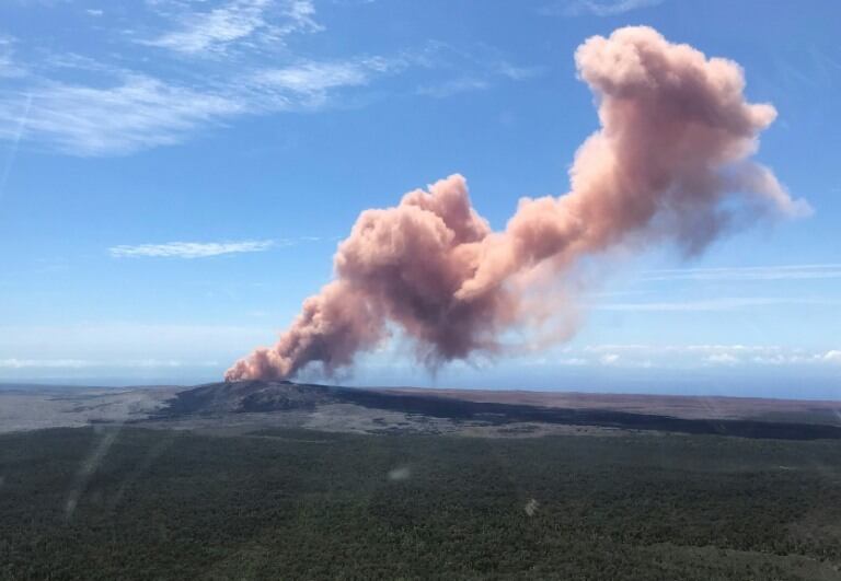 Un gran penacho de cenizas color rosado se elevaba sobre la zona y las autoridades advirtieron de una subsecuente "inundación de lava", incendios, humo y nuevos sismos.