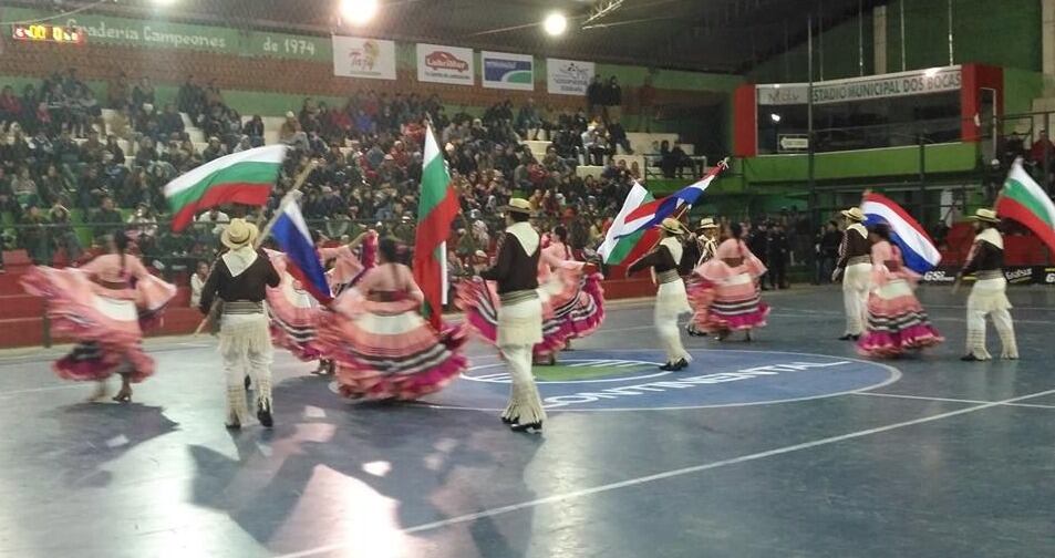 La ceremonia inaugural fue matizado con danzas paraguayas interpretadas por bailarines locales que calentaron la fresca noche misionera. FOTO: Gentileza